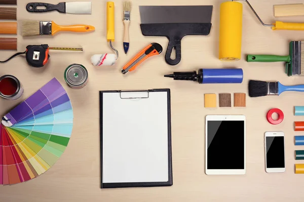 Appunti con tablet, tamponi a colori e strumenti di verniciatura — Foto Stock