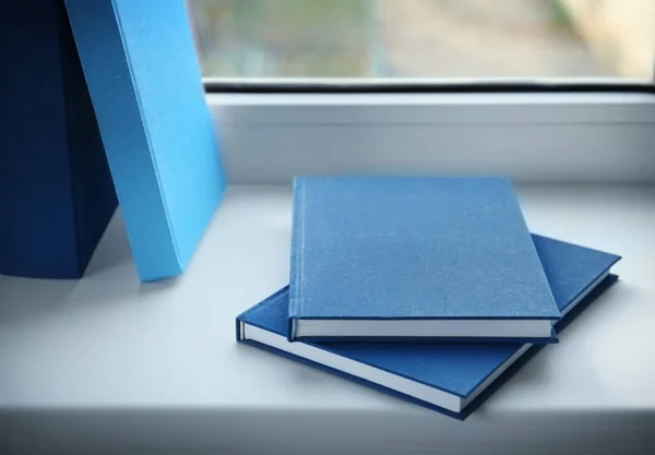 Libros de tapa dura sobre alféizar de ventana —  Fotos de Stock