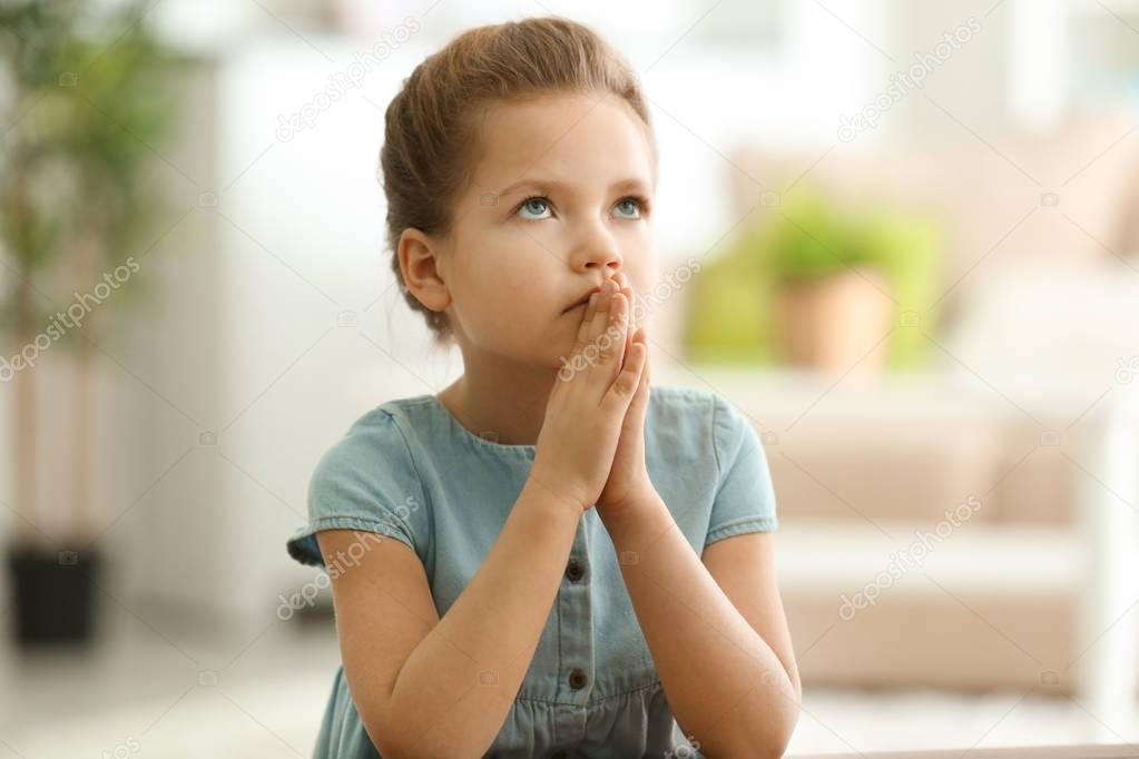 little girl praying 