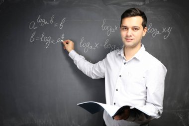 Yakışıklı genç öğretmen 