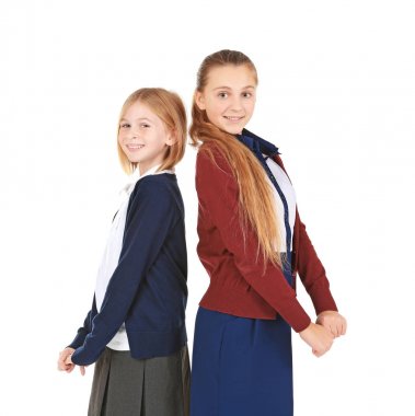 Okul üniformalı iki sevimli kız  