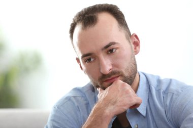 Yakışıklı depresif adam