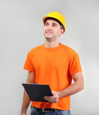 Yakışıklı depo işçisi  