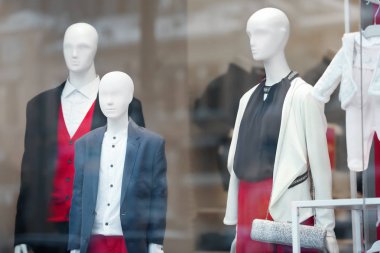 Moda mağaza vitrin mankenleri ile
