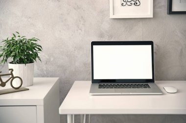 Dizüstü bilgisayarı olan modern işyeri