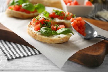 Doğranmış domates ile lezzetli bruschetta