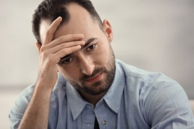 Yakışıklı depresif adam