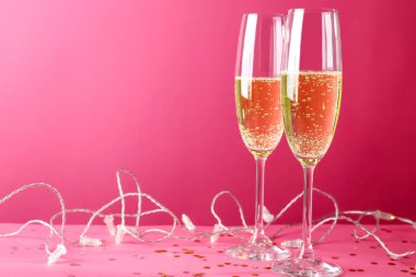 Bardak şampanya pembe arka plan, romantik kavramı üzerinde
