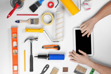 Dekoratör dijital tablet kullanma