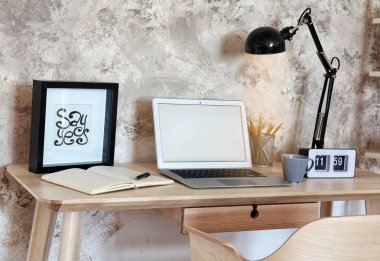 Çalışma alanı ile masa üstünde laptop