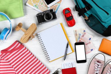 Renk arkaplanındaki seyahat aksesuarları
