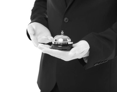 Beyaz arka planda, closeup hizmet bell ile takım elbiseli adam