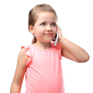 küçük kız cep telefonuyla konuşuyor 