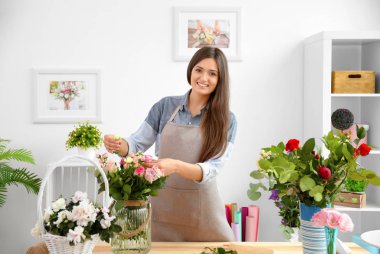 Genç ve güzel çiçekçi