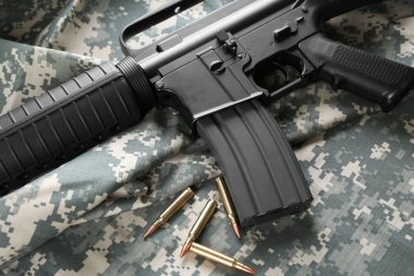 Madde işaretleri ve tüfeği kamuflaj arka plan üzerinde
