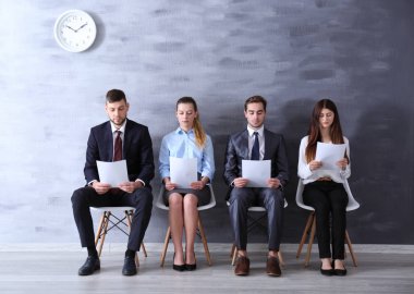 Bir grup genç insan kapalı görüşme için bekleyen