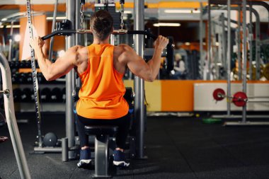 Modern bir spor salonu eğitim genç adam