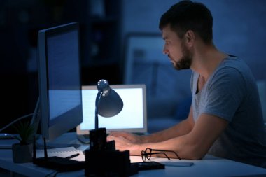 Yakışıklı genç programcı çalışma 