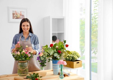 Genç ve güzel çiçekçi