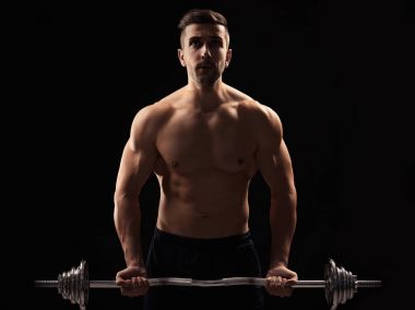 Sportif adam egzersizleri yapıyor