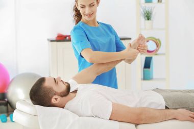 Hastayla çalışan fizyoterapist. 