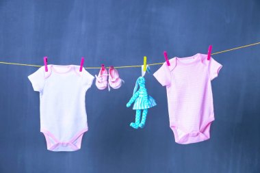 Bebek giysileri asılı ile çamaşır