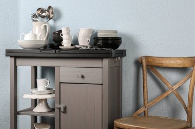 Mutfak masasında yemek ile 