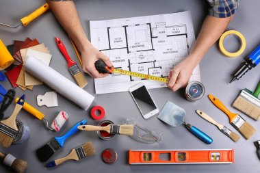 Dekoratör'ın çizim proje üzerinde eller