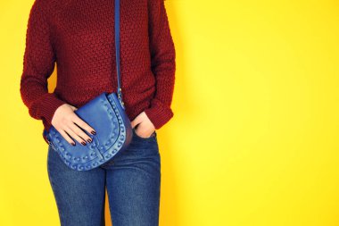 Genç kadın holding mavi debriyaj