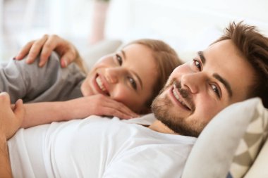 Genç çift yatakta yatıyor.  