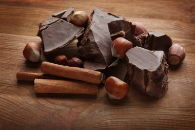 Kırık çikolata parçaları