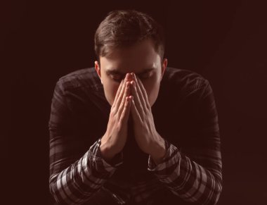 Siyah arka plan üzerine yakışıklı depresif adam