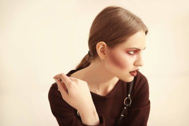 Yaratıcı makyaj ile genç modeli