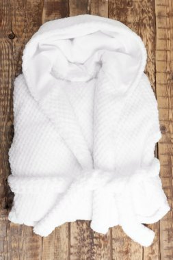 Spa bornoz ahşap arka plan üzerinde katlanmış