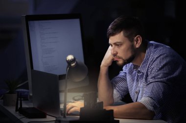 Evde çalışan yakışıklı genç programcı