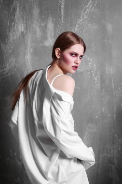 Yaratıcı makyaj ile genç modeli