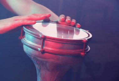 Konserde, Afrika davul oynayan adamın elleri yakın çekim 