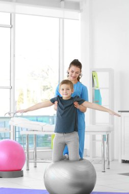 Klinikte hastayla çalışan fizyoterapist