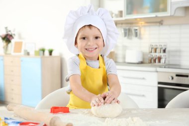 Küçük çocuk masaya bisküvi yapmak