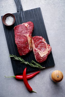 Baharat ile çiğ biftek