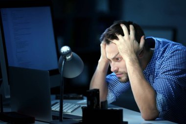 Yakışıklı genç programcı evde akşam geç çalışma