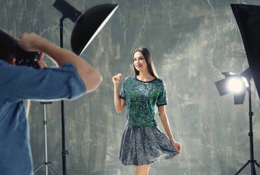 Genç güzel model stüdyo profesyonel fotoğrafçı için poz