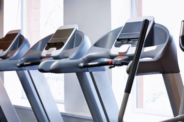Üst üste bir spor salonunda koşu bandı