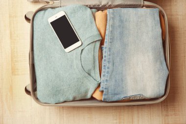 Erkek giyimi ile açık bavul