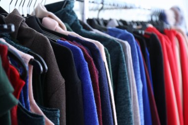 Elbise askıları modern dükkanda