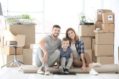 Katta oturan genç aile 