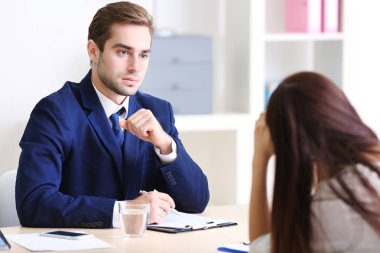 İş başvurusunda bulunanın ofiste görüşmesi