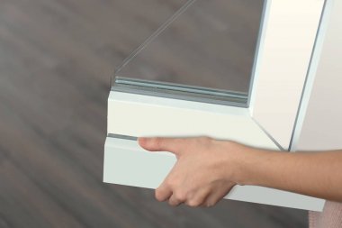 Pencere profil örneği tutan kadın
