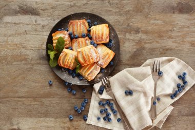 Bilberries ile tatlı lezzetli hamur işleri