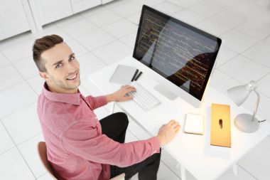 Yakışıklı genç programcı 